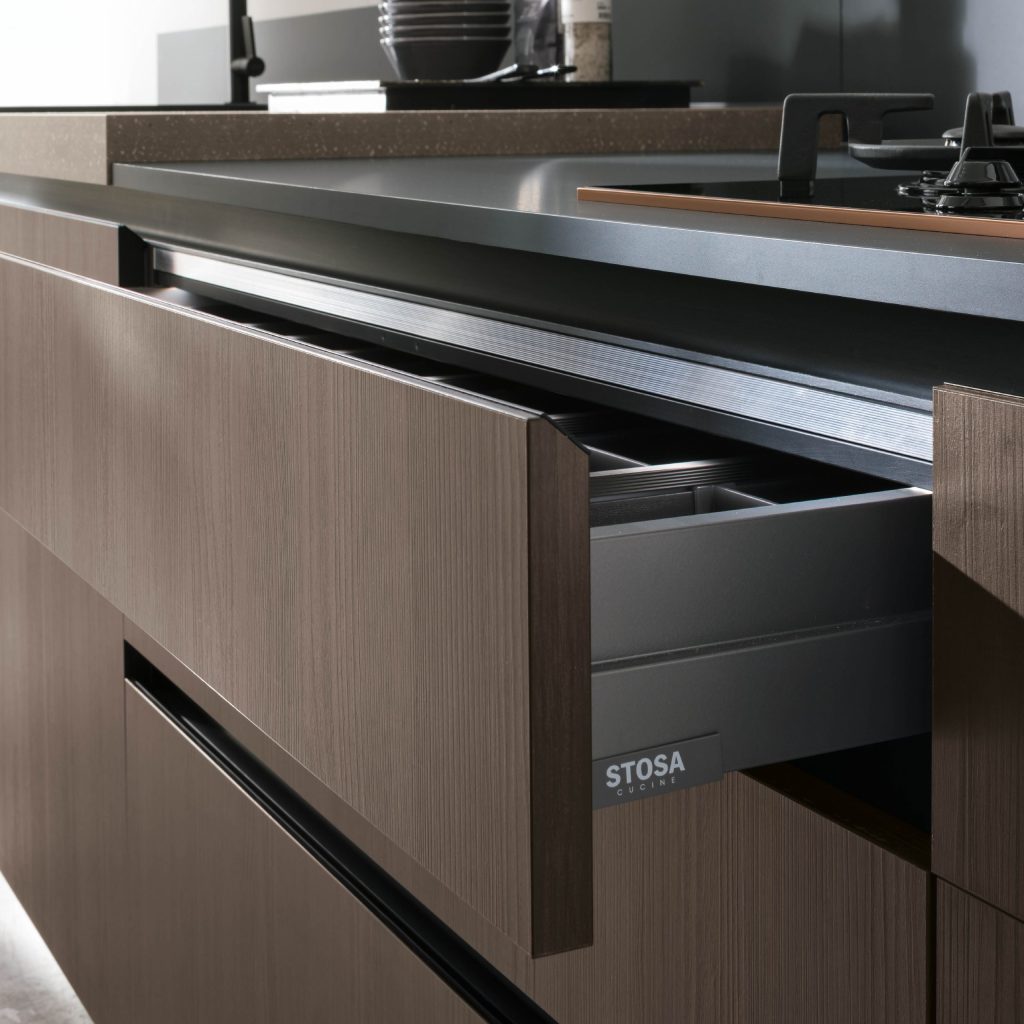 Infinity 04. Nuova finitura Rovere Cumino Gola scavata con maniglia Diagonal scaled 1